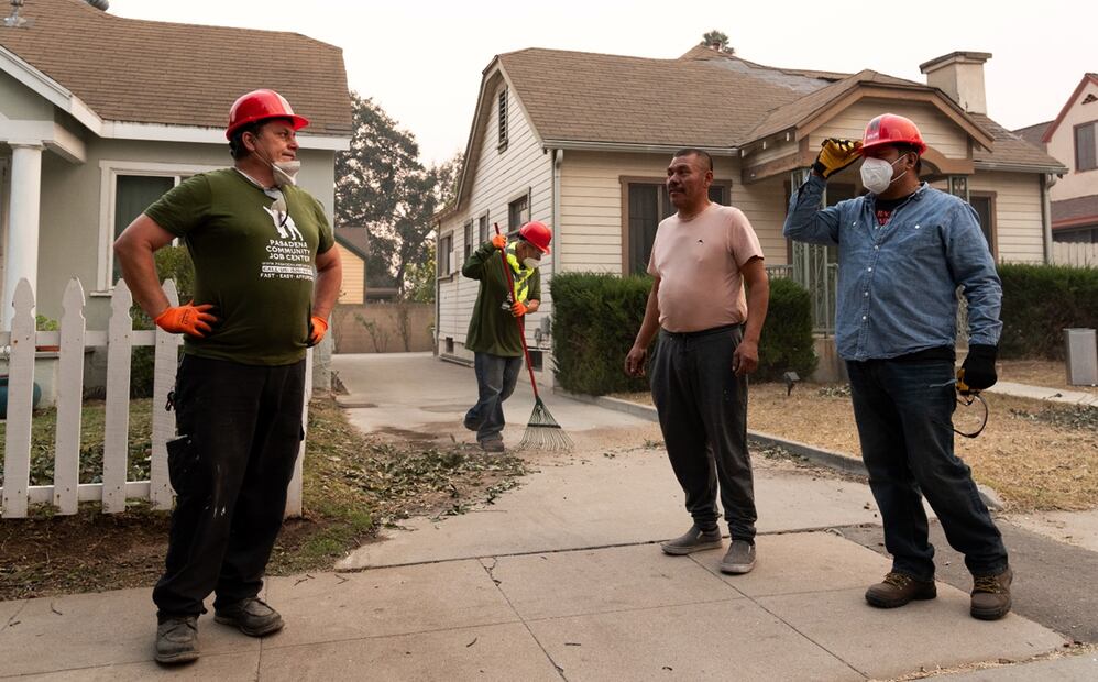 Migrantes se unieron voluntariamente en varias brigadas para remover árboles caídos y escombros en las zonas afectadas por los fuertes vientos y los mortales incendios en Los Ángeles. Foto: EFE