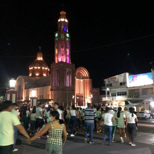 Policía agrede a habitantes de Apatzingán que se manifestaba por homicidio de madre e hija