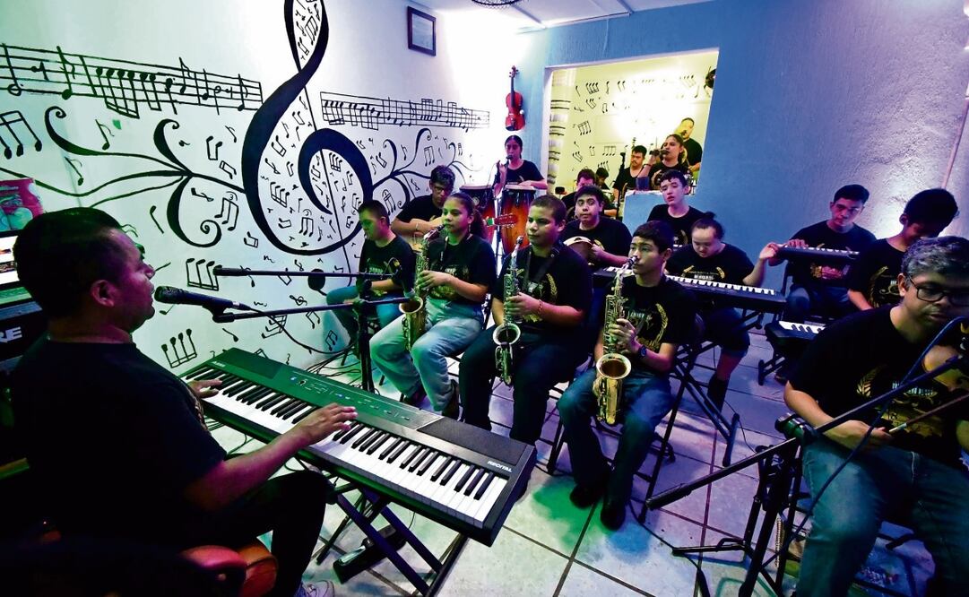 La Orquesta Inclusiva de Veracruz comenzó con cuatro niños y ahora está integrada por 32 jóvenes con diferentes condiciones. Foto: Patricia Morales / EL UNIVERSAL
