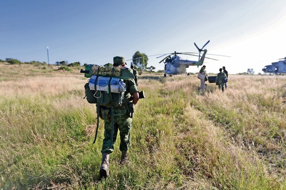 Los soldados se preparan para recorrer a pie un camino sin veredas, cargan en sus hombros hasta 20 kilos en una temperatura de 33 grados centígrados. (FOTO: IVÁN STEPHENS)