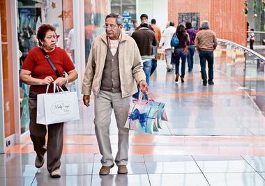 Mexicanos gastan en fin de año… pero con cautela