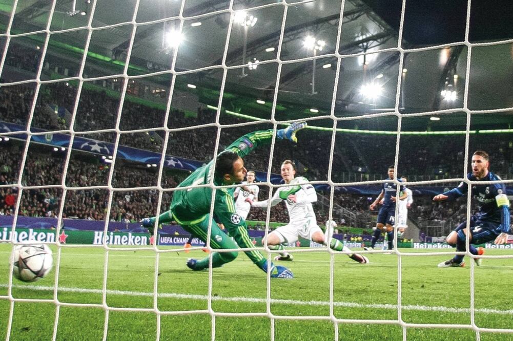 El portero merengue se vio superado rápidamente debido a la mobilidad de la delantera del Wolfsburgo alemán (IMAGO)