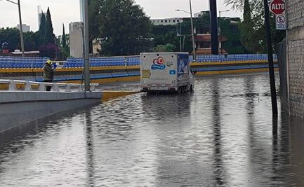 Lluvia azota zona metropolitana de Puebla; reportan vehículos varados y calles inundadas