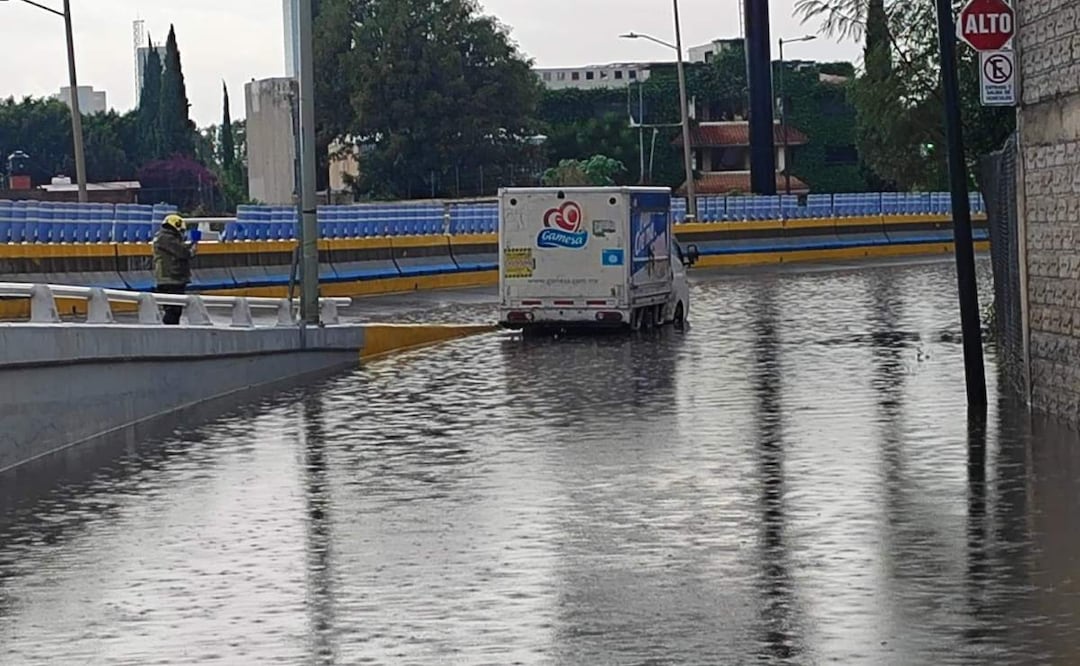 Vehículos varados tras intentar atravesar avenidas tras las lluvias en Puebla (27/06/2025). Foto: Tomada de X (@PCGobPue)
