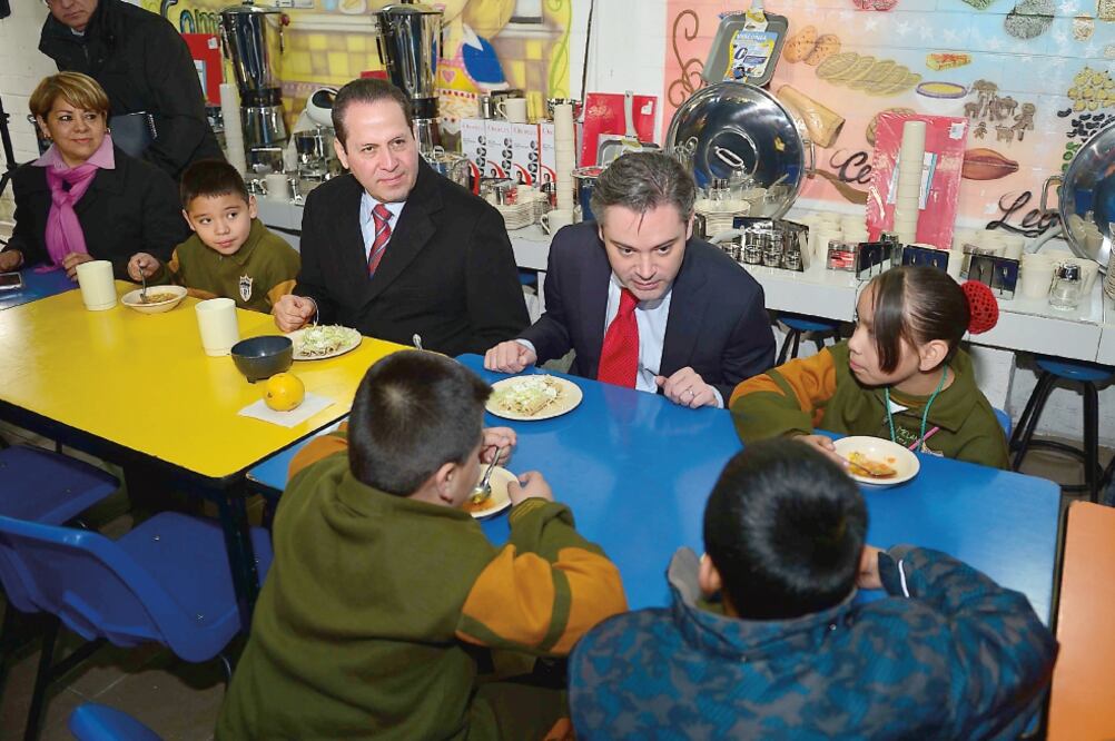 Eruviel Ávila, gobernador del Estado de México, y el secretario Aurelio Nuño, ayer con niños en una escuela de Tlalnepantla (ESPECIAL)