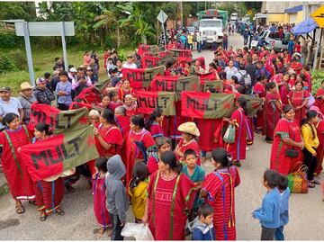 Triquis protestan por feminicidios de dos mujeres indígenas en Oaxaca; realizan bloqueos carreteros