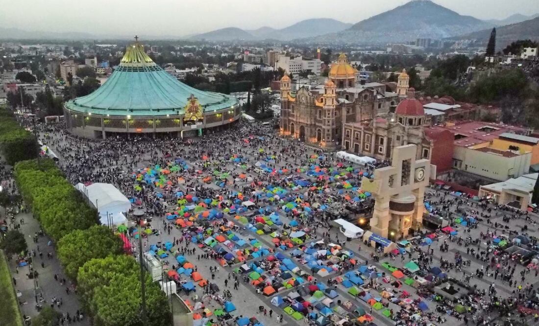 Conforme pasaba el día, la Basílica de Guadalupe se fue llenando de miles de peregrinos, quienes este 12 de diciembre celebran a la Morenita del Tepeyac. Foto: Diego Prado | El Universal