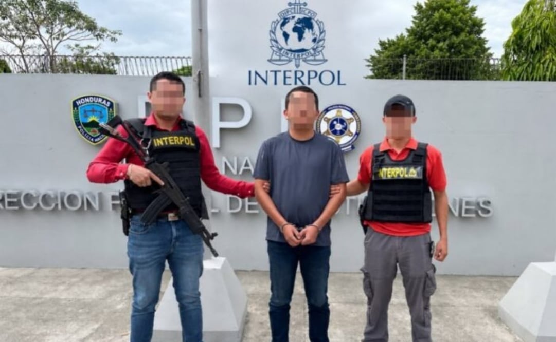 El banco emitió una alerta por operaciones anómalas y las autoridades decomisaron dinero en efectivo y un teléfono presuntamente utilizado en el fraude. (27/07/26) Foto: Especial