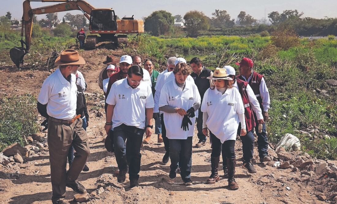 La gobernadora del Estado de México, Delfina Gómez, encabezó la Jornada de Limpieza de la presa. FOTOS: LUIS CAMACHO. EL UNIVERSAL