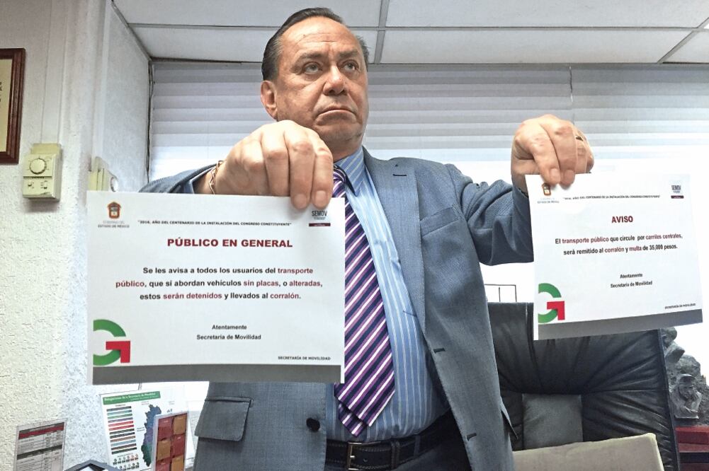 El subsecretario de Movilidad, Jorge Arredondo, dijo que busca terminar con el tráfico de placas, que llegan a venderse hasta en 200 mil pesos (REBECA JIMÉNEZ. EL UNIVERSAL)