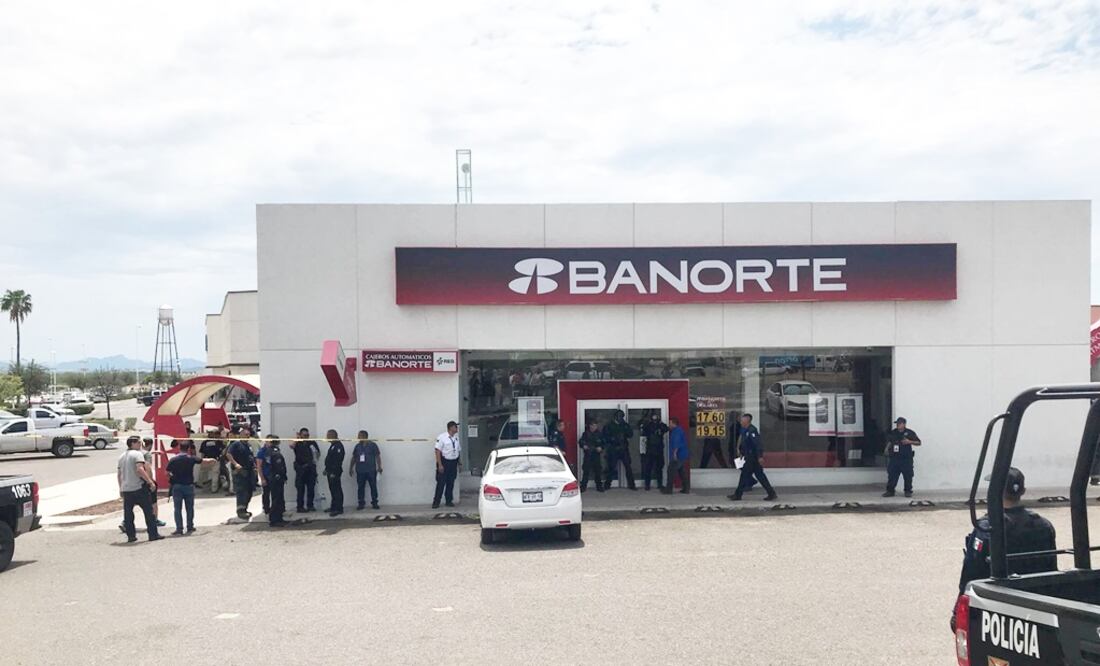 Parte frontal de la sucursal bancaria asaltada la tarde de este lunes en Hermosillo. (FOTO: Reuters)