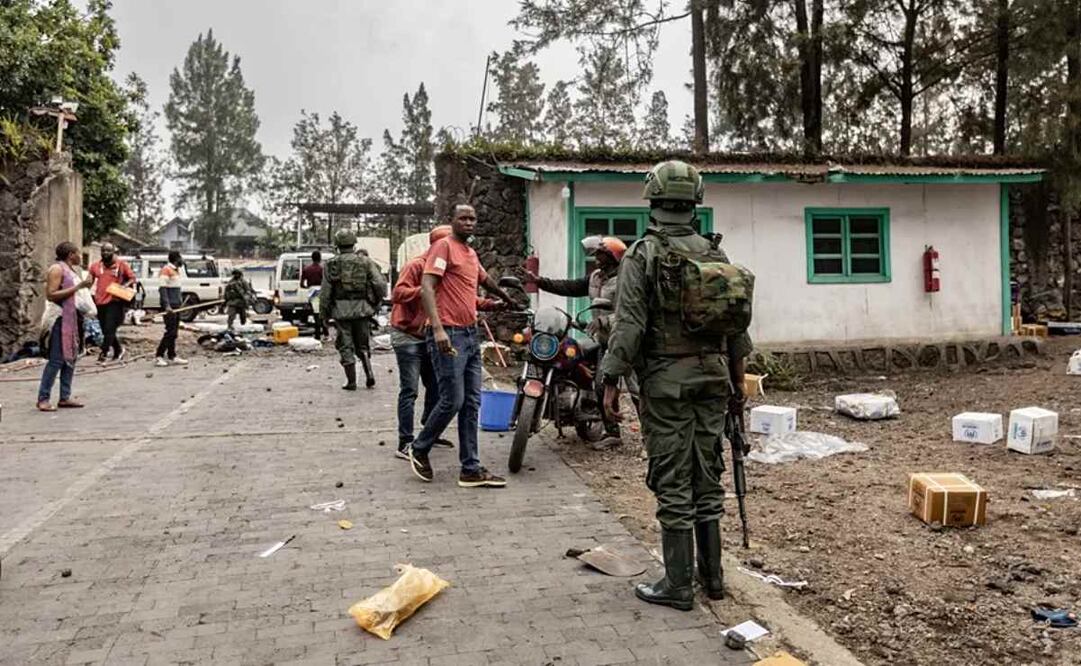 Miembros del grupo armado M23 ahuyentan a los saqueadores de una instalación del ACNUR en Goma. Foto: EFE