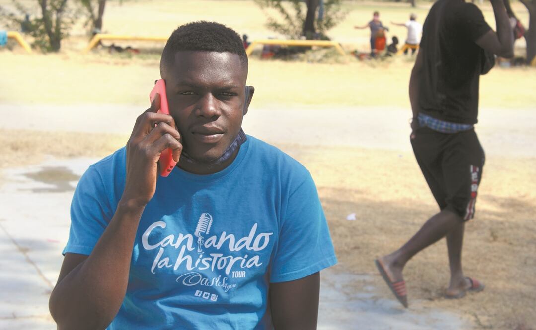 Temeroso de que lo deporten, Jackner Estilien, originario de Haití, acampa en el parque Braulio Fernández Aguirre de Ciudad Acuña Foto: FRANCISCO RODRÍGUEZ. EL UNIVERSAL