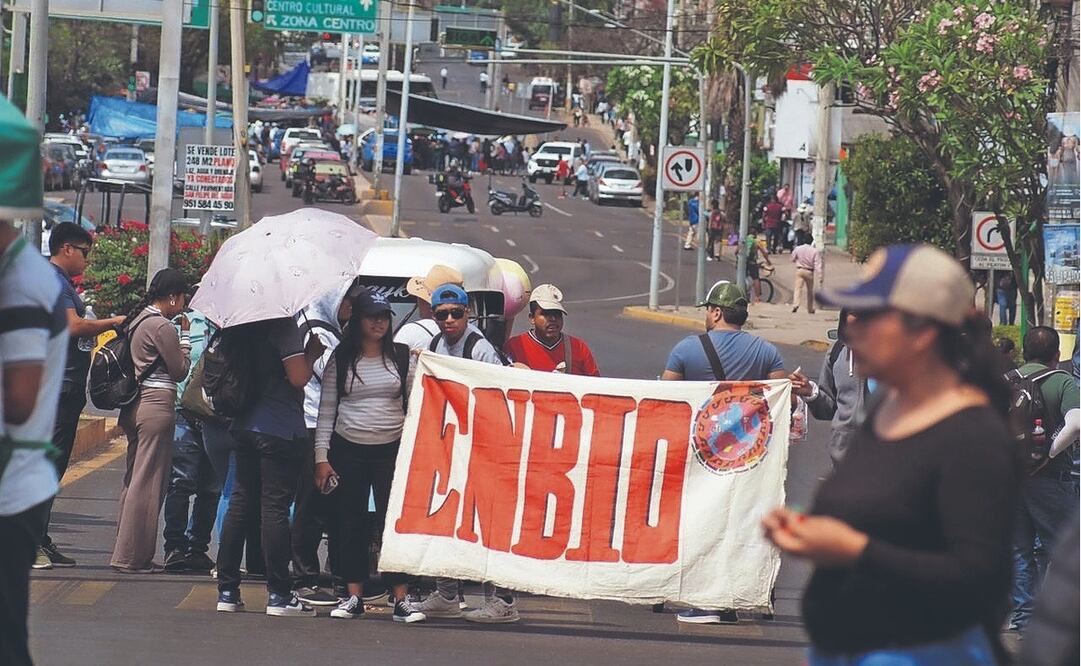 Maestros de la Sección 22 del SNTE bloquearon ayer cruces viales de la ciudad de Oaxaca. (25/02/2025) Foto: Edwin Hernández / El Universal