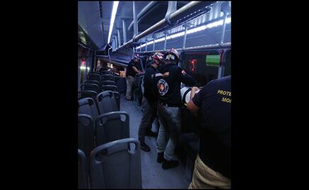 Conductor dormita y choca unidad de transporte urbano en NL; hay 22 heridos