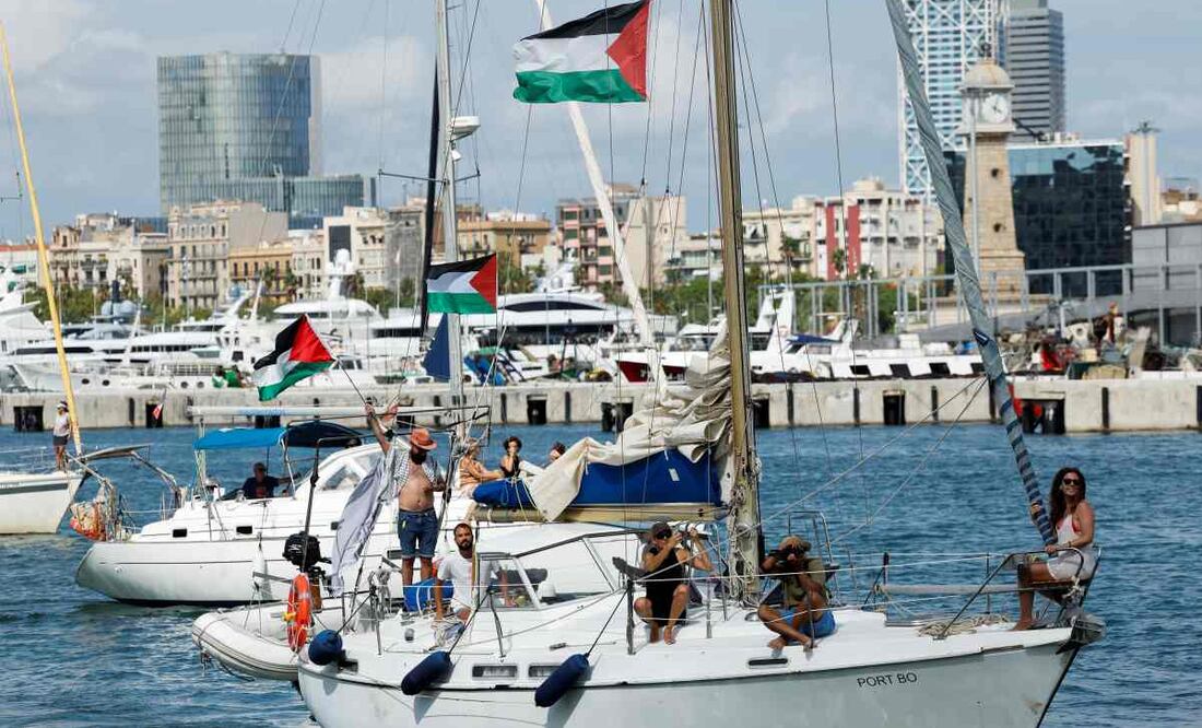 Vista de uno de los barcos que forman parte de la flotilla en el puerto de Barcelona este domingo. La flotilla Global Sumud sale este domingo desde Barcelona y con destino a Gaza, en una acción solidaria con el pueblo palestino en la que participan entidades de 44 países. Foto: EFE