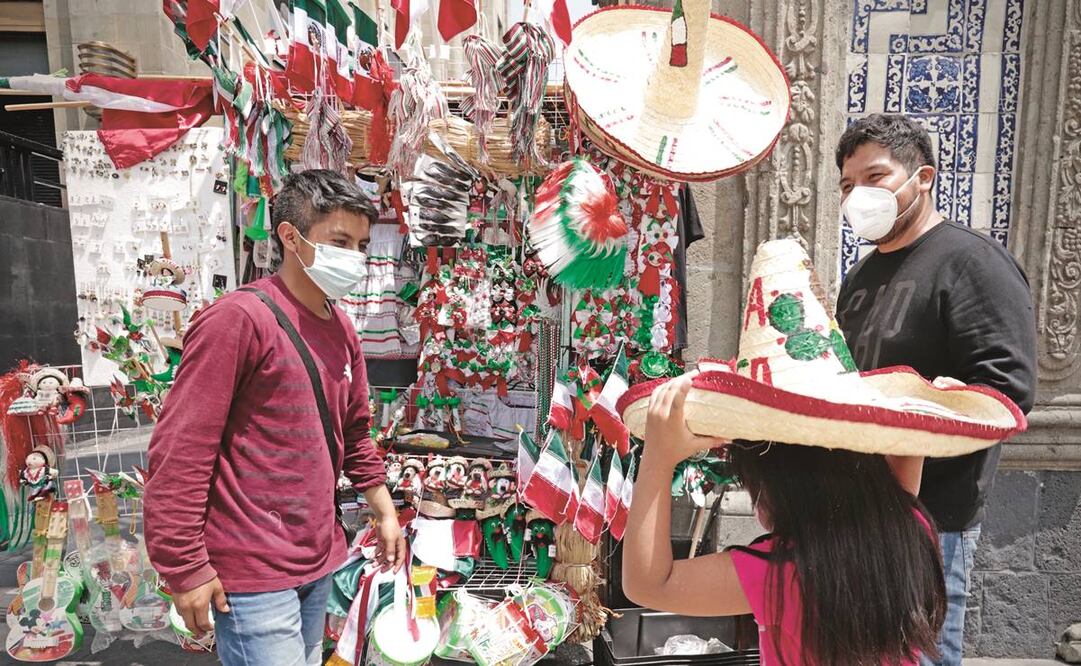 Sofía, de cinco años, quien paseaba por Madero junto a sus padres, no dudó en ponerse un sombrero con la leyenda “Viva México”. Foto: Berenice Fregoso/ EL UNIVERSAL.
