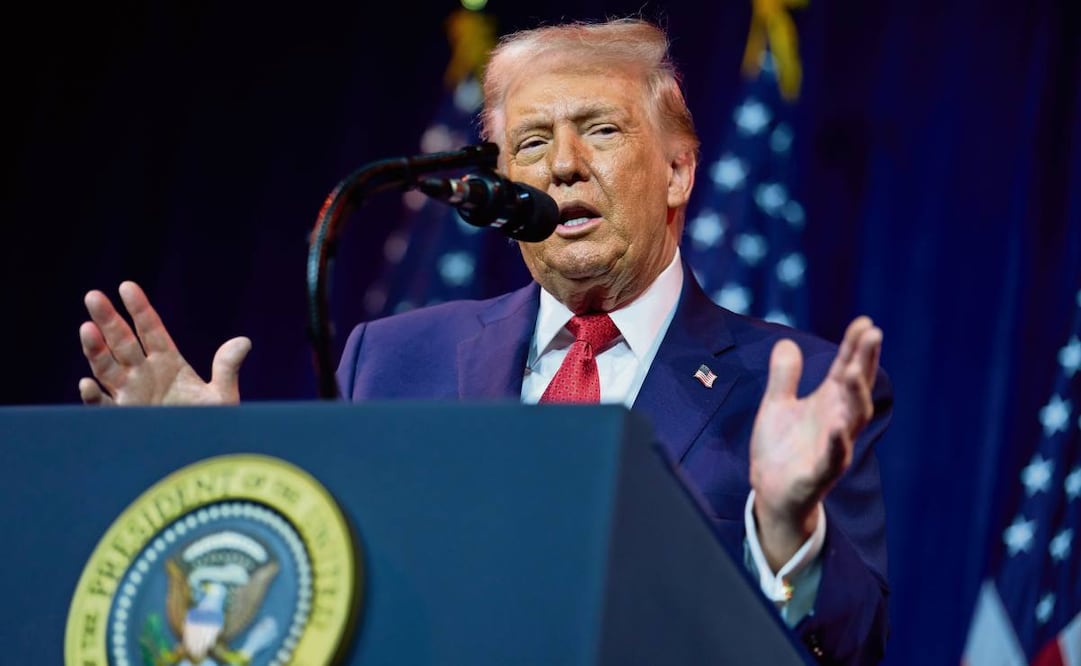 El presidente Donald Trump habla con representantes republicanos durante su retiro anual, el 6 de enero pasado, en Washington. Foto: Archivo AP