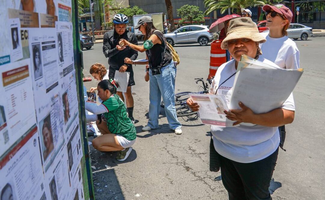 Colectivos de familiares de desaparecidos realizan retas de futbol y pegan de fichas de búsqueda en la Glorieta de Las y Los Desaparecidos. Foto: KARLA GUERRERO/EL UNIVERSAL