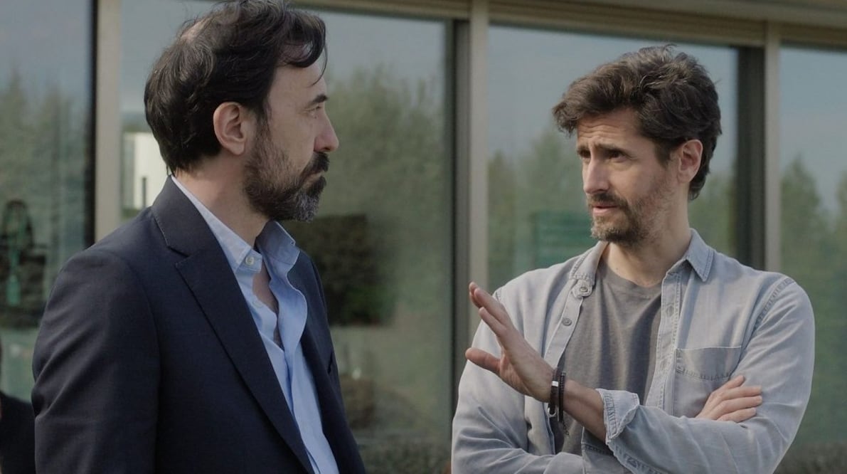 El padre de Fer, Gonzalo, interpretado por Israel Elejalde, y Domingo, encarnado por Juan Diego Botto, uno de los personajes que empuja a la pareja hacia el competitivo universo de la élite educativa. Crédito: Especial