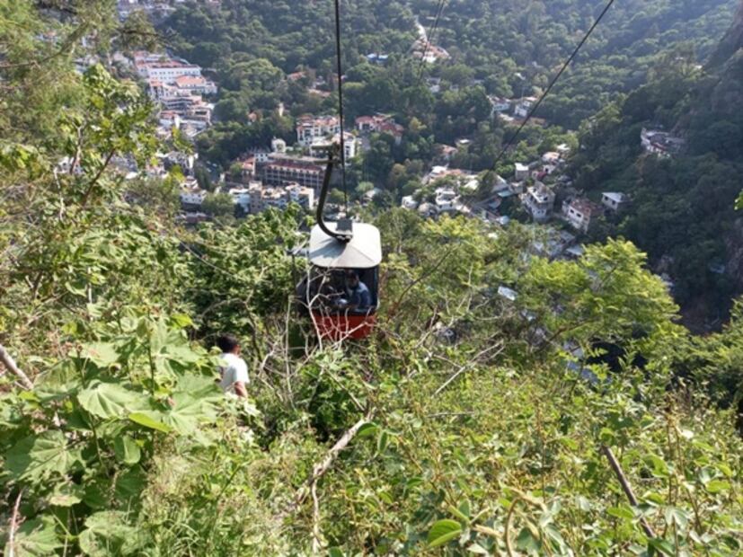 Se revienta cable de teleférico en Taxco; quedan varados 9 turistas varias horas