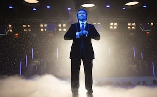 ¿Qué ver?: "Mi gran noche", la vuelta al cine de Raphael tras 40 años de ausencia 