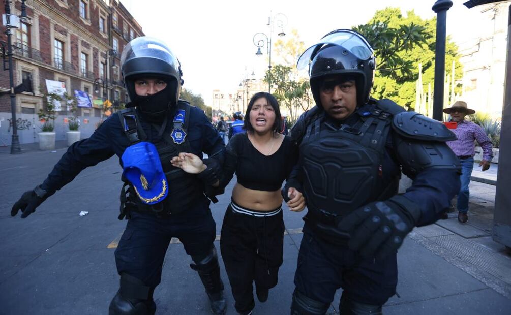 Detienen a manifestantes de la marcha de la generación Z y en apoyo a Carlos Manzo (15/11/2025). Foto: Francisco Rodríguez/EL UNIVERSAL