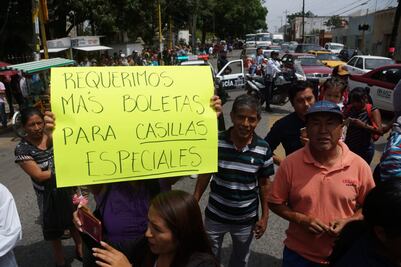 Por falta de boletas en casillas especiales, bloquean calzada Madero en Oaxaca