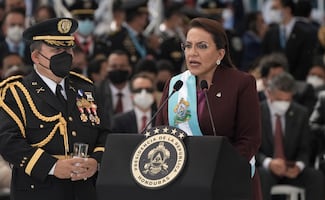 Presidenta de Honduras afirma que se gesta "un golpe" contra su gobierno; Juan Orlando Hernández planea ingresar al país, dice