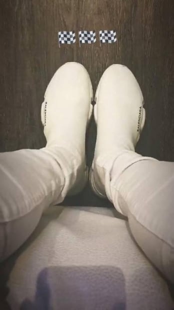 ¿Cuánto cuestan los tenis blancos de Maluma?