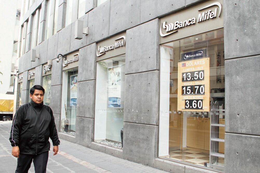 De acuerdo con la Condusef, los bancos del país recibieron 5 mil multas por incumplimiento en atención a usuarios y falta de transparencia (ARCHIVO EL UNIVERSAL)