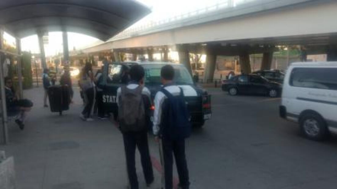 Policías desplazan a usuarios ante paro de transportistas en Aguascalientes