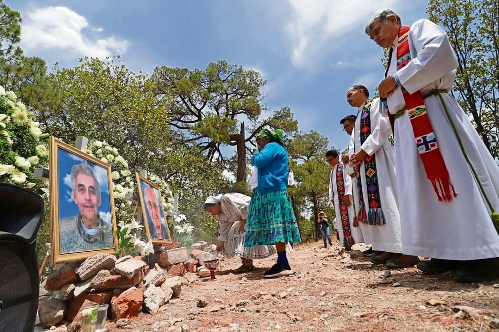 El 20 de junio se cumple el segundo aniversario luctuoso de los sacerdotes Javier y Joaquín y por ello la comunidad rarámuri realizó este miércoles una caravana por la paz que inició donde fueron encontrados sus cuerpos. Foto Especial