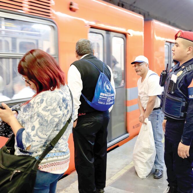 La policía reforzó la seguridad adentro y afuera del Metro para salvaguardar la integridad de las mujeres, ante las denuncias de intento de secuestro. IRVIN OLIVARES. EL UNIVERSAL