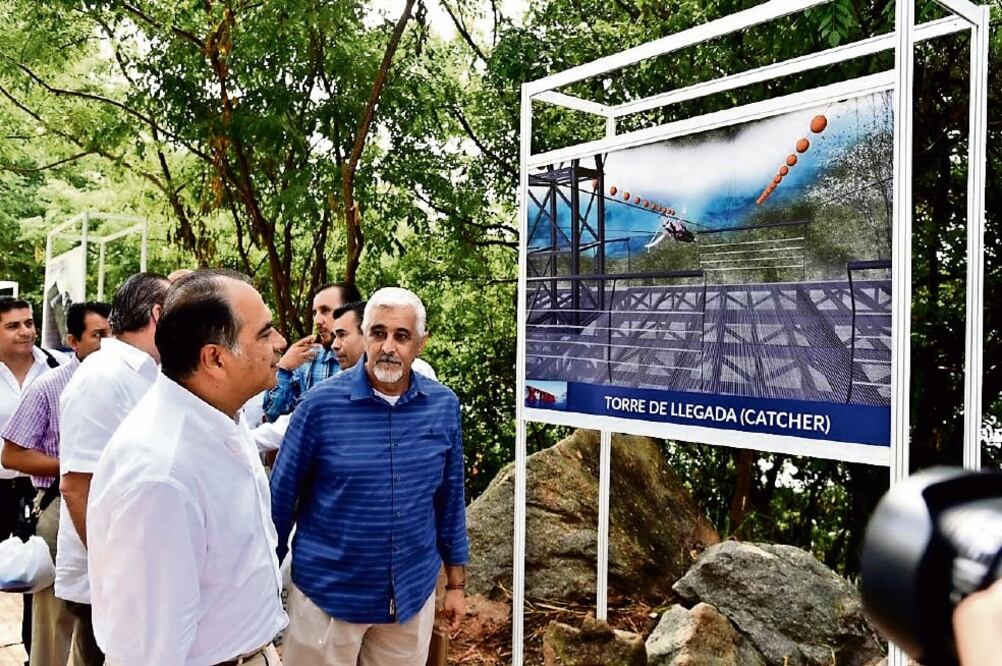 El gobernador Héctor Astudillo Flores colocó ayer la primera piedra de la edificación de la tirolesa Xtasea , que tendrá una extensión de mil 800 metros (ARCHIVO. EL UNIVERSAL)