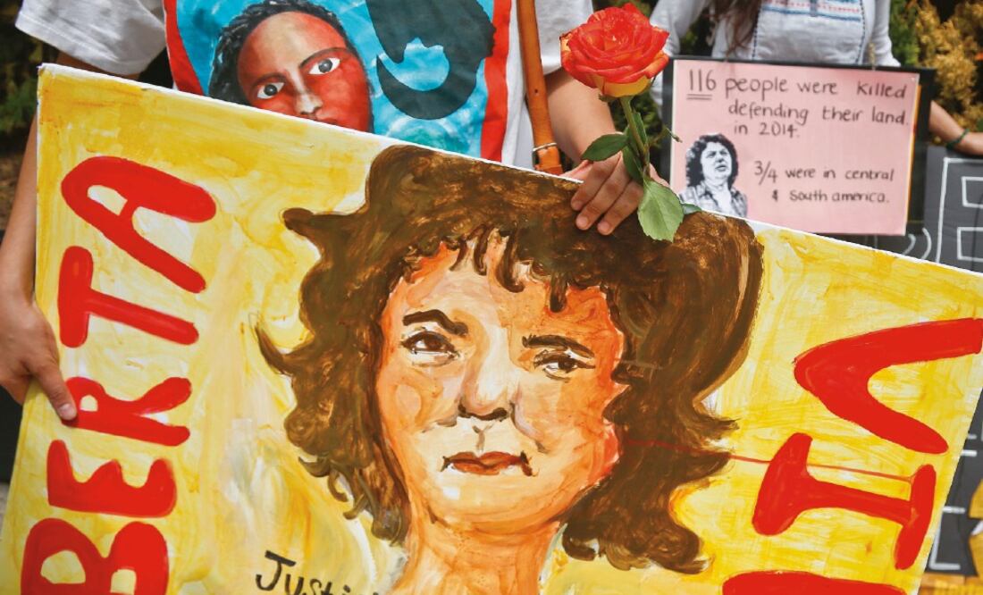 Un manifestante muestra un cartel con el dibujo de la activista hondureña Berta Cáceres, durante una protesta ayer afuera de la misión diplomática de Honduras, en Nueva York, para exigir que el crimen sea resuelto (BEBETO MATTHEWS. AP)