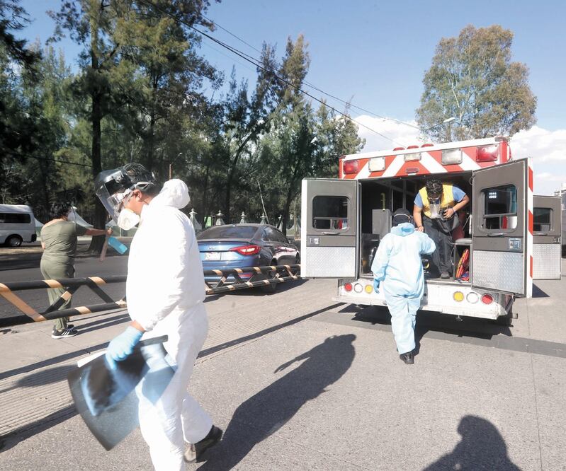 El enfermo de Covid —con pants, sandalias y playera amarilla con a zul— peregrinó por varios hospitales sin encontrar lugar. FOTOS: VALENTE ROSAS. EL UNIVERSAL