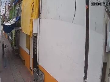 Captan a hombre derribando a una mujer que iba con su bebé en un callejón de Iztacalco, VIDEO