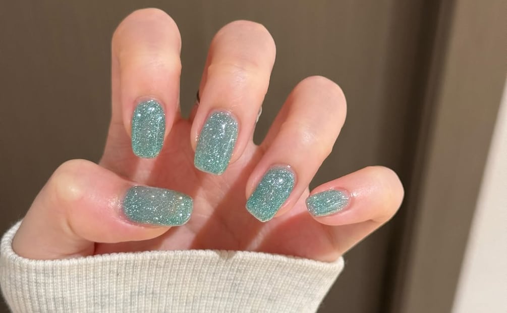 Lleva el glitter en color teal en tus uñas. Foto: Instagram @freya_colormark