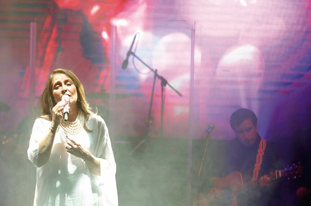 La cantante se presentó en el Teatro Insurgentes tras tres años de ausencia (LUIS CORTES. EL UNIVERSAL)