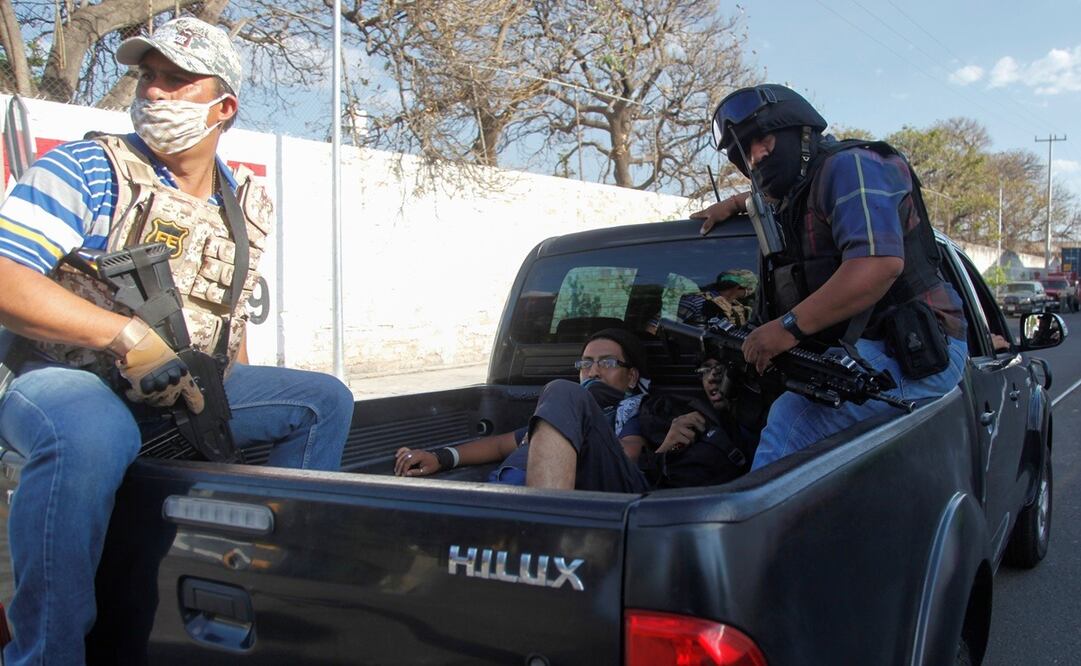 Este sábado cientos de jóvenes marcharon por la capital de Jalisco, en protesta por el asesinato de Giovanni López. Foto: EFE