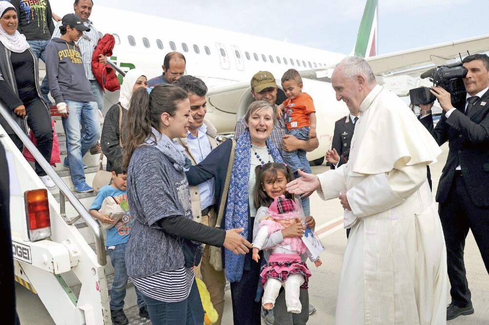 Francisco saluda a las familias sirias, incluidos seis niños, que abordaron con él el avión que ayer los llevó de Grecia a Roma