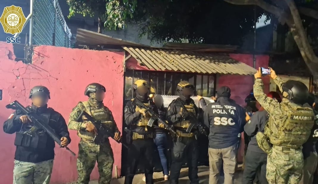 Cateo en Azcapotzalco por narcomenudeo cerca de escuelas; detienen a dos personas y aseguran droga. Foto: Especial