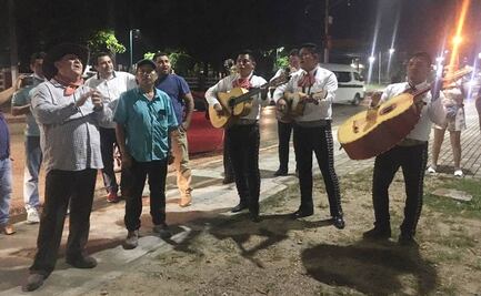 Video. Llevan mariachi y “Las mañanitas” a AMLO afuera de su quinta en Palenque, Chiapas