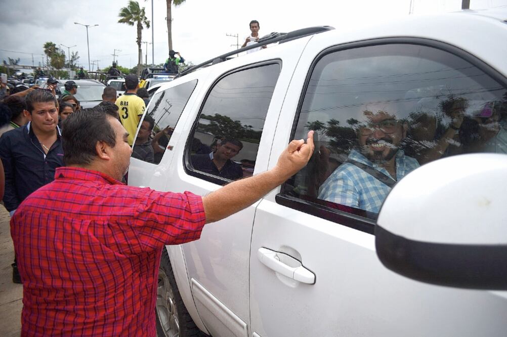 Elementos detuvieron a Fernando Yunes por una falta de tránsito (ÁNGEL HERNÁNDEZ. CUARTOSCURO)