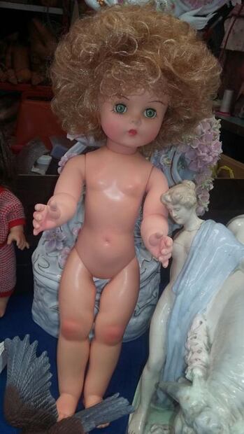 El hombre que revive muñecas