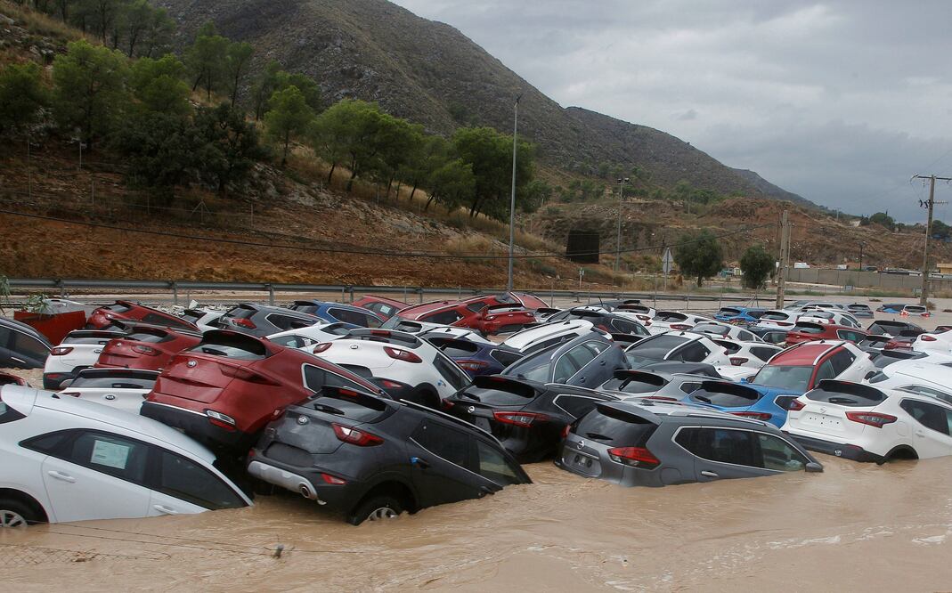 Ciento de coches inundados tras el paso de la Gota Fría en un depósito de vehículos en Orihuela, Alicante (Foto: EFE)