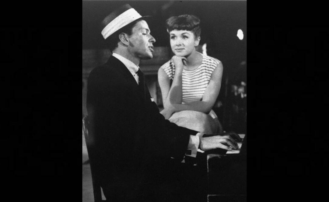 Frank Sinatra canta a Debbie Reynolds en una escena de la cinta "The Tender Trap". FOTO: Archivo/AP.