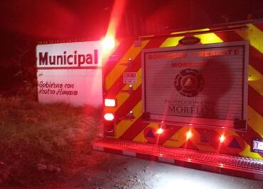 Se registra incendio en corralón de autos en Jiutepec, Morelos; autoridades laboran para sofocar el fuego