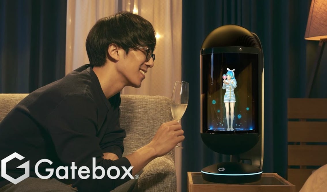 El gadget permite mantener conversaciones mediante una app